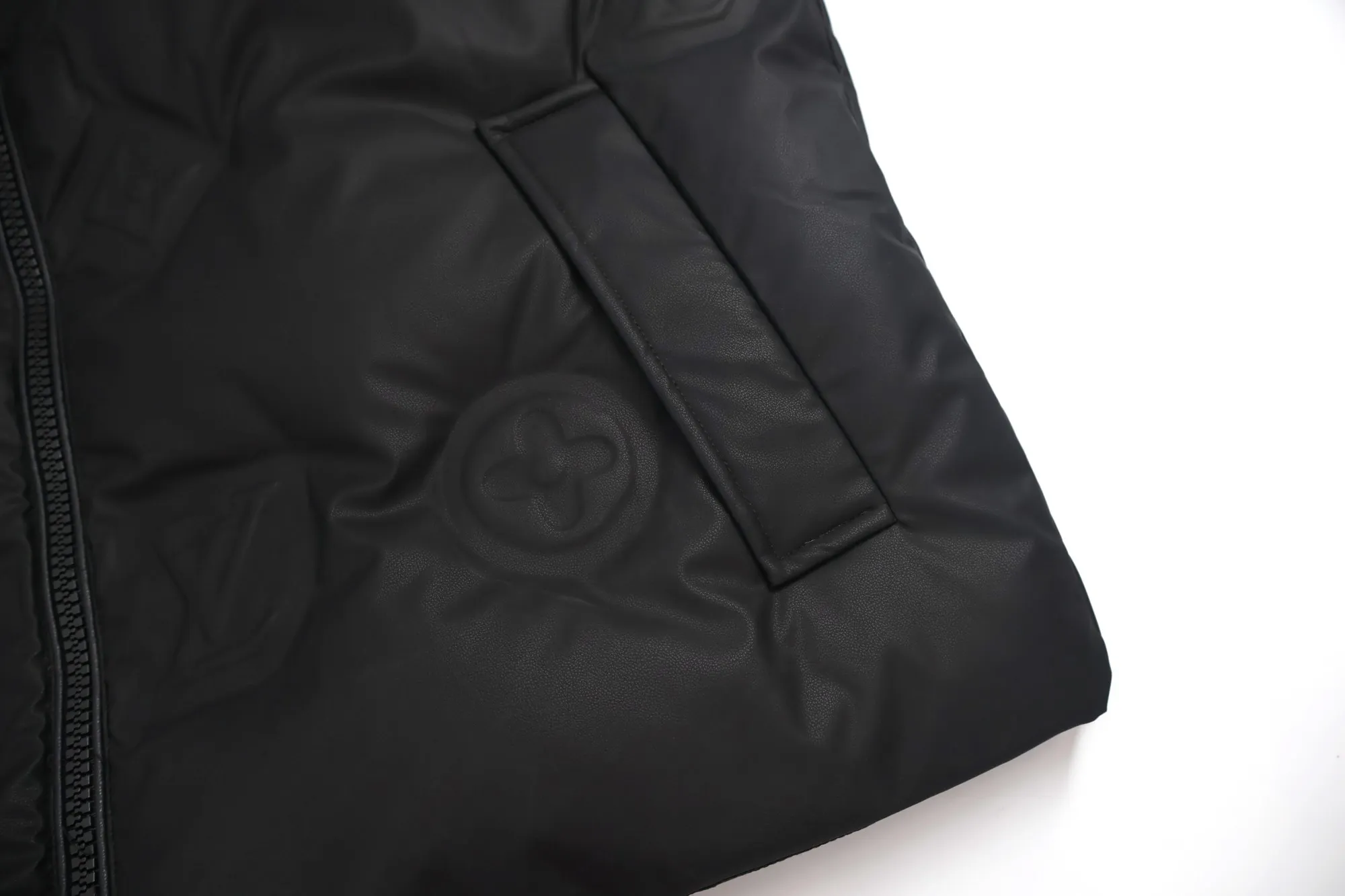 🅿️1100 1v technical leather embossed embossed down vest (black) This waist jacket is a technical leather full-width embossed Monogram pattern. The outer fabric is made of 100% nylon as a black technical film coating, and the other lining is 84% ​​polyester fiber + 16% nylon blended fabric. The national standard 480g 90% goose down filling has good fluffiness and no sense of oppression when worn on the body. The slim fit makes you slim and avoids bloat. The design concept is very outstanding. It comes from vacuum filling technology, which increases the air barrier and maintains the original softness, elasticity and feel of down. It has an anti-drilling design, three layers of anti-drilling fabrics, four layers of locking velvet technology, and an embossed process on the face. Stand collar and elastic cuffs enhance comfort. Molded hardware zipper pullers, molded engraved eyelets at the hem tightening area, adjustable elastic drawstrings, exclusive heavy-duty style. Size:50-52-54-56